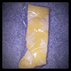 🌜NEW Cannabis Leaf Skate Socks - Yellow and White